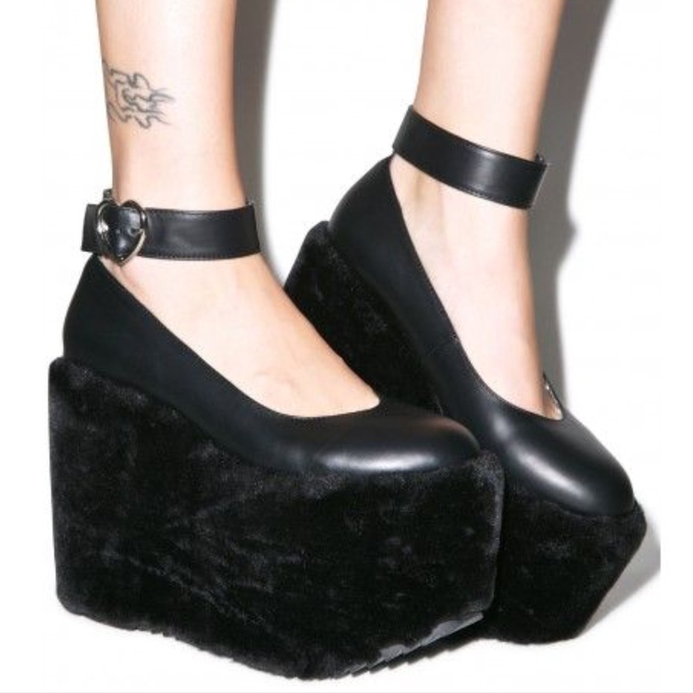 Black fuzzy heart sugarbaby platforms!